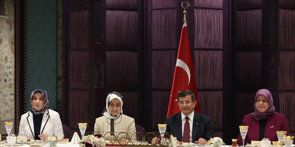 Davuto�lu, kad�n akademisyen ve yazarlarla iftarda bulu�tu