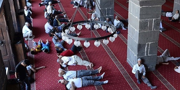 'Ramazanda gündüz en az iki saat uyuyun'