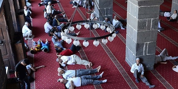 'Ramazanda gndz en az iki saat uyuyun'