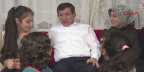 Davuto�lu'ndan �ocuk evine s�rpriz ziyaret