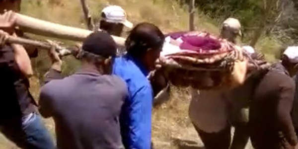 Tahta sedyeyle yaralıyı ambulansa yetiştirdiler