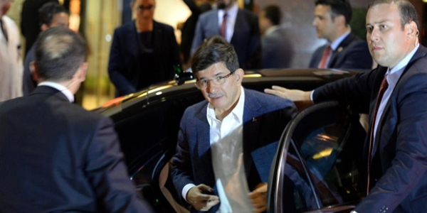 Davutoğlu'ndan, beyin kanaması geçiren vekile ziyaret