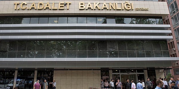 Adalet Bakanlığı binası tabelasına ateş eden kişi tutuklandı