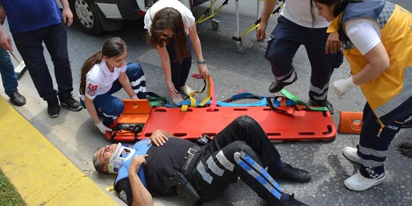 Otomobile çarpan motosikletli polis kazada yaralandı
