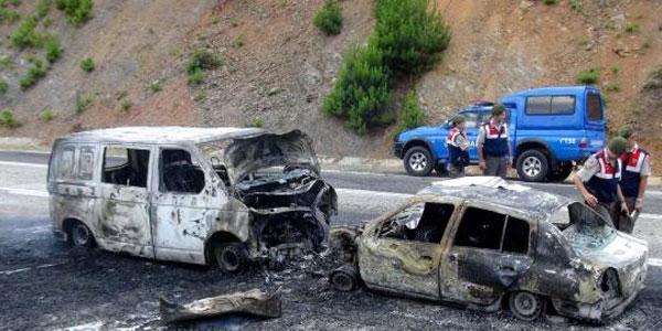 Trafik kazasında 3 kişi yanarak can verdi