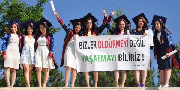 Tıp öğrencileri 'Sağlıkta şiddet bitsin' mesajıyla mezun oldu