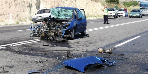 KPSS'ye giden �iftin arac�, midib�sle �arp��t�: 9 yaral�