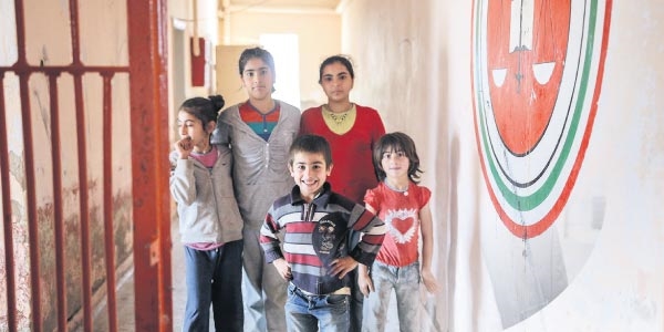 Mevsimlik işçiler eski bir cezaevinde kalıyor!