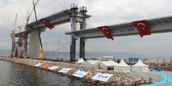 Körfez köprüsünün en büyük tabliyesi yerleştirildi