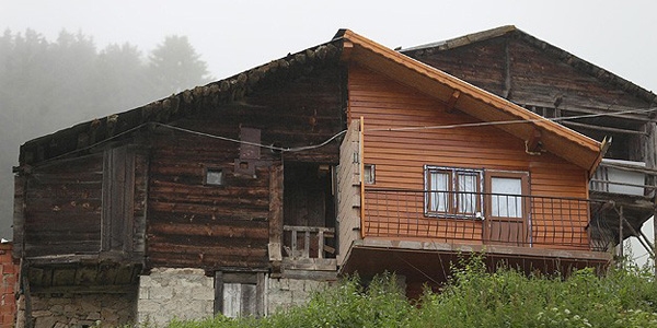 İki kardeş anlaşamayınca baba evini ikiye böldü