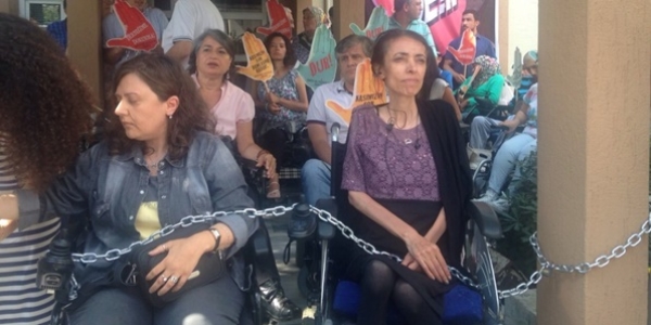 Kas hastalarından zincirli eylem
