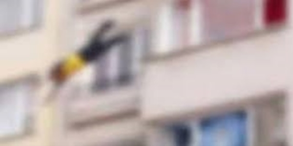 1 yaşındaki çocuk 4. kattaki balkondan düştü!