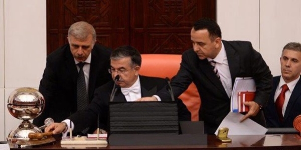 TBMM Başkanı Yılmaz aç kapa yaptı Meclis gerildi