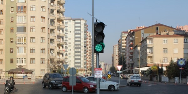 Trafik ışıklarının güneş paneli çalındı!