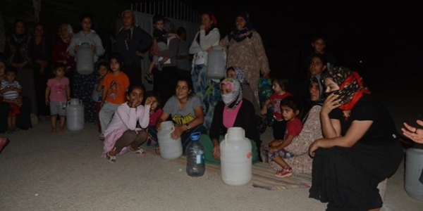 Mahalleli, itfaiye aracı ile 3 personeli rehin aldı!