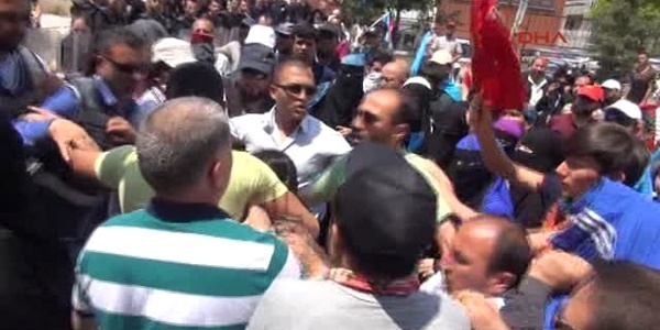 Çinli sanılan kadın turist eylemciler tarafından tartaklandı!