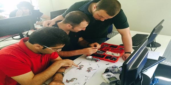 Robotlarla kodlama öğreniyorlar
