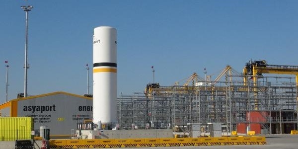 Asyaport limanına ilk gemi yanaştı