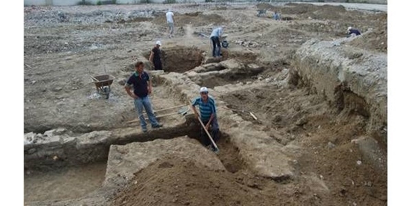 Okul binas�n�n temelinden k�mbet mezarlar ��kt�