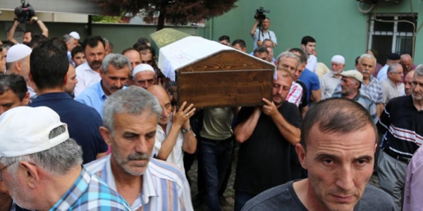 Plajda ölü bulunan gençlerin cenazeleri toprağa verildi