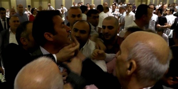 AK Parti iftarında belediye başkanı, eski vekilin boğazını sıktı