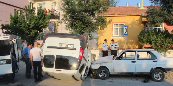 Polis arac kaza yapt: 3 memur yaral