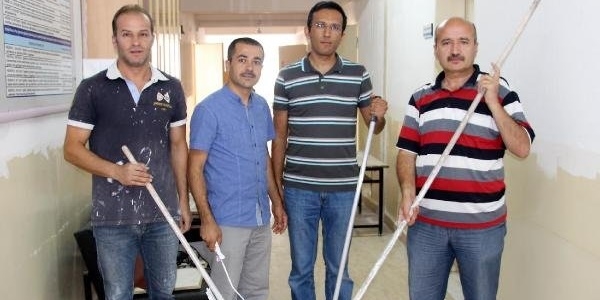Okulu müdür, yardımcıları ve öğretmenler boyuyor