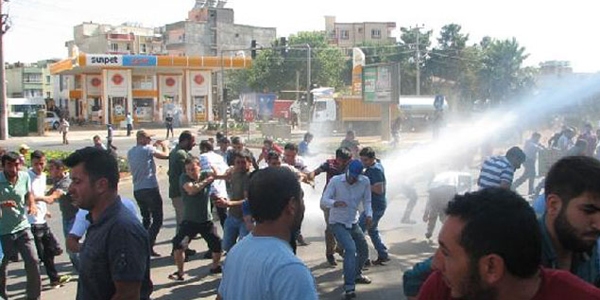 Şanlıurfa'da DEDAŞ binasının camlarını kırdılar