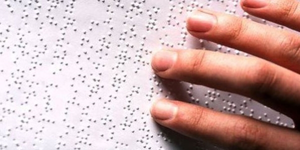 Braille alfabesi ve yazı kabartma artık hastanelerde