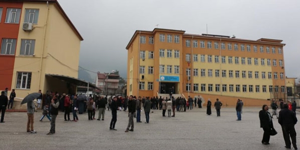 Bu lisede öğrenciye değil, veliye sınav yapılıyor