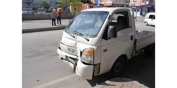 Kamyonet polis aracına çarptı: 3 yaralı