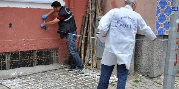 Üzerine pencere demiri düşen çocuk öldü