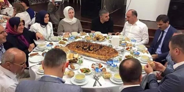 İftarda üzerinde Arapça 'Allah' yazılı pide yendiği iddiası