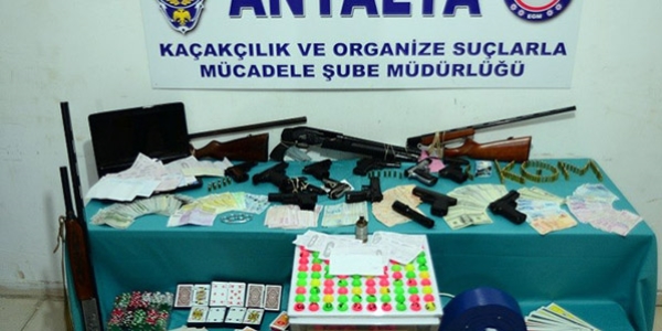 Antalya'da su� �rg�t� operasyonu: 17 g�zalt�