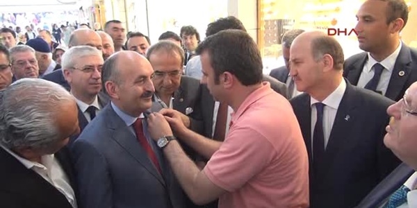Bakan ile vatandaş arasında ilginç sigara diyalogu