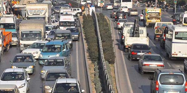 Tatil nedeniyle zmir-Ankara yolunda trafik younluu artt