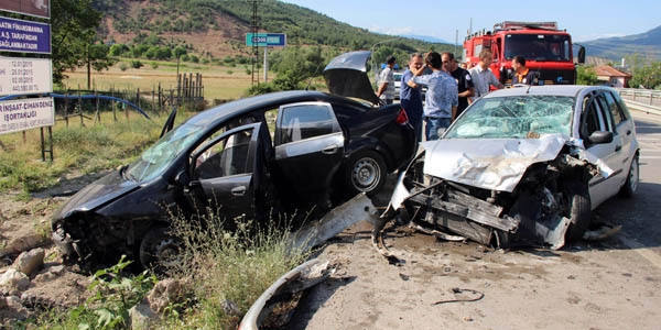Karabk'te trafik kazas: 2 l, 4 yaral