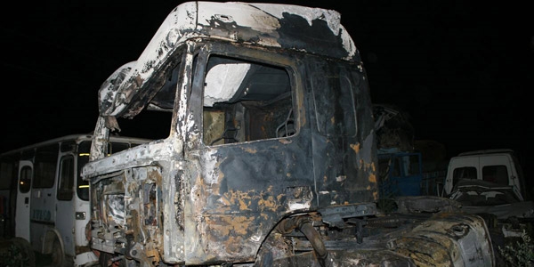 I�d�r'da ter�ristler yol kesip t�r yakt�