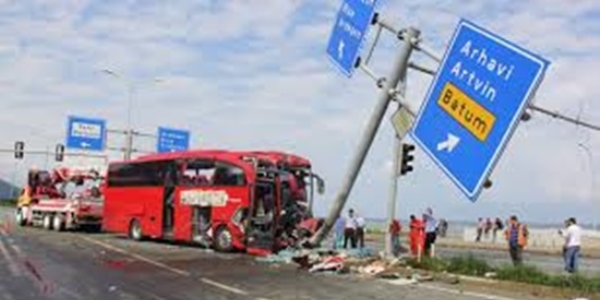 Yolcu otob�s� karayolu tabelas�na �arpt�: 1 �l�, 36 yaral�