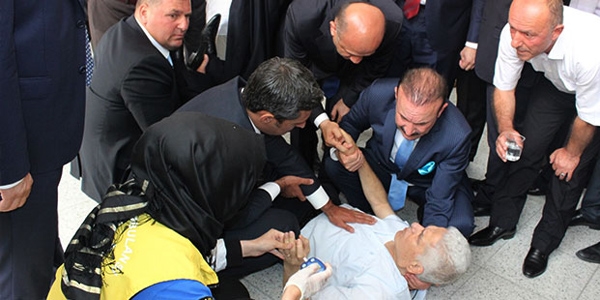 Eski başkan bayramlaşma sırasında yere yığıldı