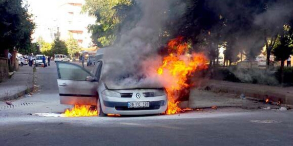 Polis memuru'nun aracı, seyir halinde alev aldı