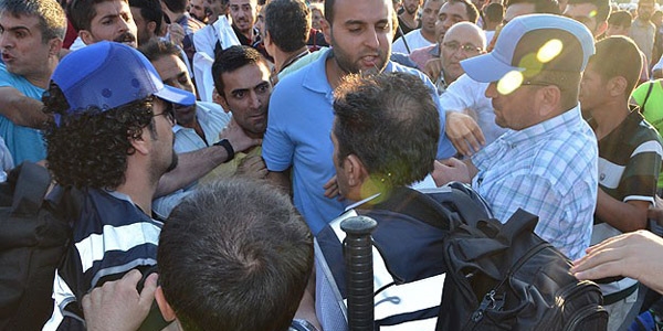 Bursa'da HDP'li grup ile polis arasnda arbede