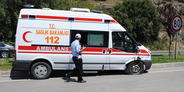 Amasya'da ambulansla tr arpt: 2 yaral