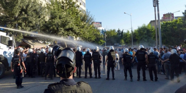 Siirt'te izinsiz yürüyüşe polis engeli: 10 gözaltı