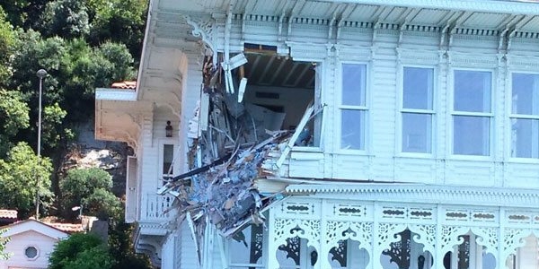 Gemi tarihi yal�ya �arpt�