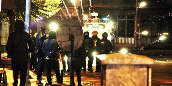Kars'ta PKK'lılar yol keserek, 11 aracı yaktı