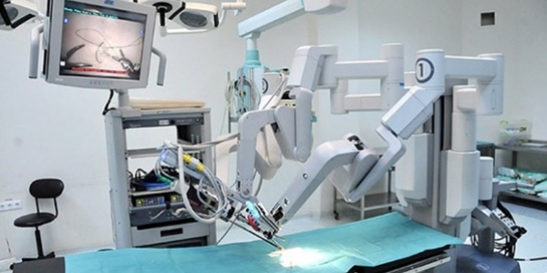 Bbrek naklinde robotik cerrahiyle yzde yz baar