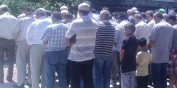 Acılı baba onları cenazeden kovdu