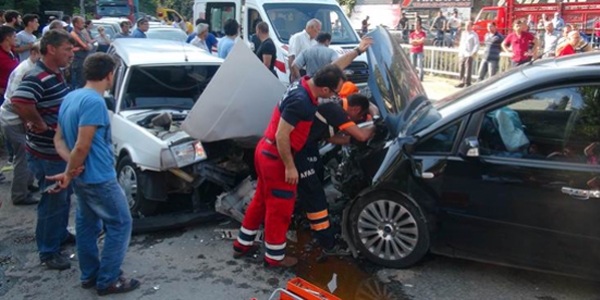 Zonguldak'ta iki otomobil çarpıştı: 6 yaralı
