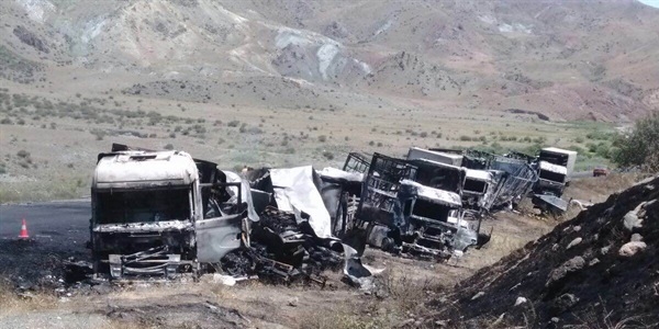Bir gecede 13 araç yaktılar